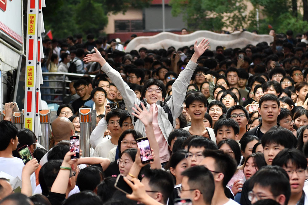 ↑6月9日，在湖南省娄底市冷水江市第一中学考点，考生在考试结束后走出考场。新华社记者 陈振海 摄