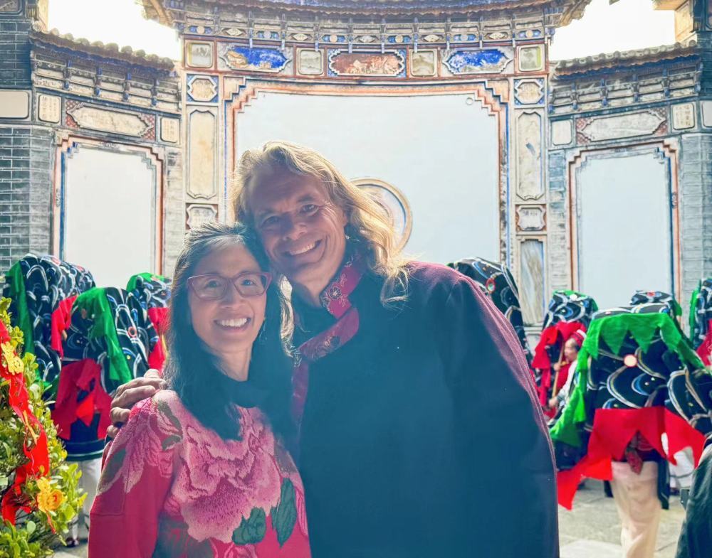2月11日，林登和妻子在云南大理喜洲镇喜林苑欢度春节。受访者供图