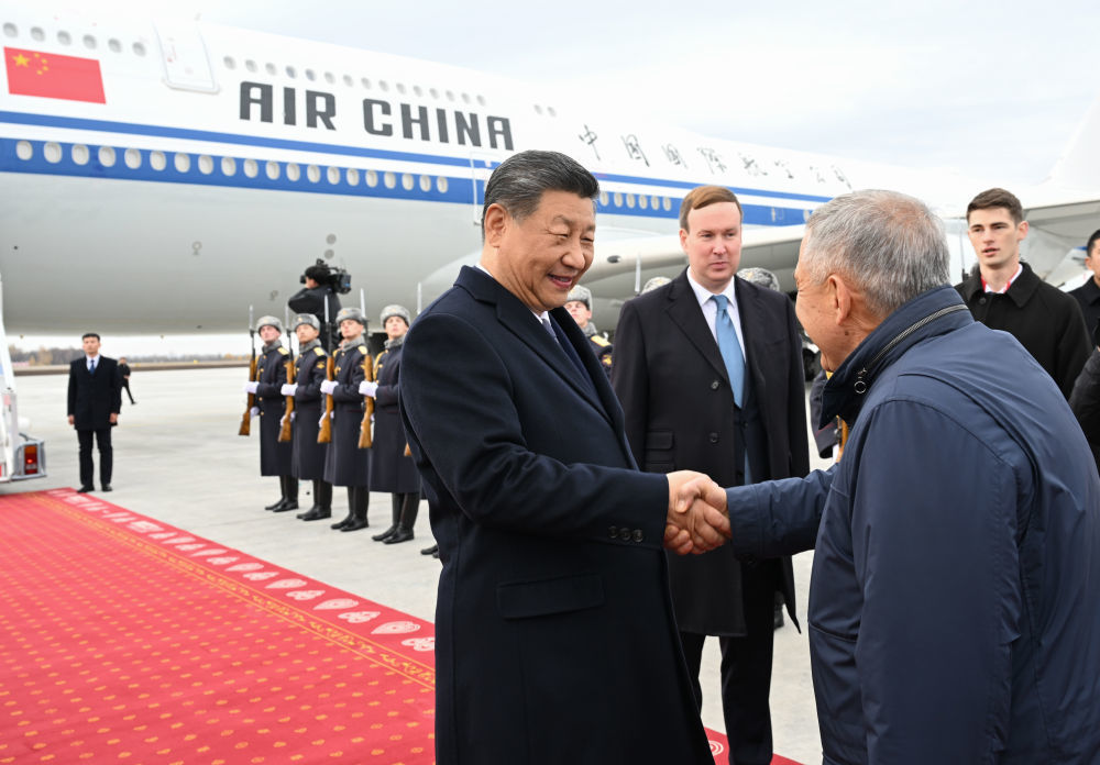 当地时间10月22日中午，国家主席习近平乘专机抵达喀山，应俄罗斯联邦总统普京邀请，出席金砖国家领导人第十六次会晤。这是习近平与到机场迎接的俄罗斯联邦鞑靼斯坦共和国行政长官明尼哈诺夫亲切握手。新华社记者谢环驰摄