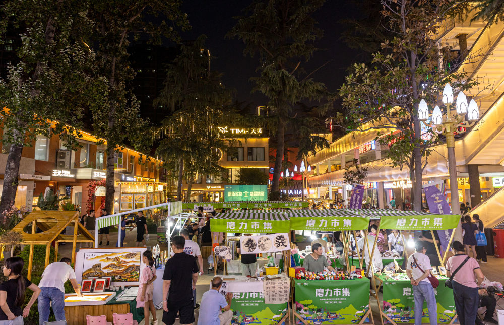 这是郑州市华山路磨街的市集场景（资料照片）。新华社发