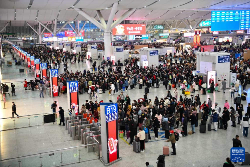 1月26日，旅客在深圳北站排队检票乘车。当日，2024年春运启动。2024年春运从1月26日开始，至3月5日结束，为期40天。