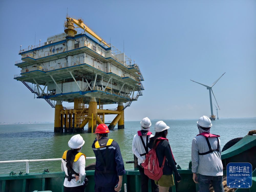 ↑这是8月8日拍摄的三峡福清兴化湾海上风电场海上升压站。福建三峡海上风电国际产业园自主生产的部分海上风电机组在这个风电场装机投产。