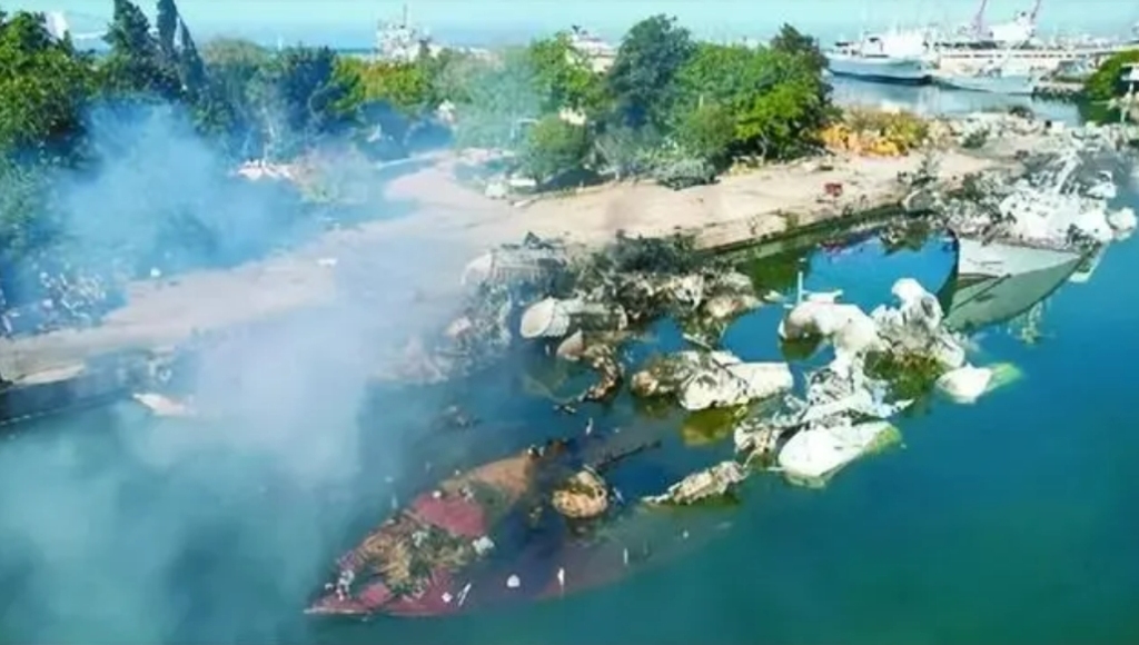 叙海军基地遭以军空袭后的场景，导弹艇、巡逻艇等水面舰艇被摧毁。