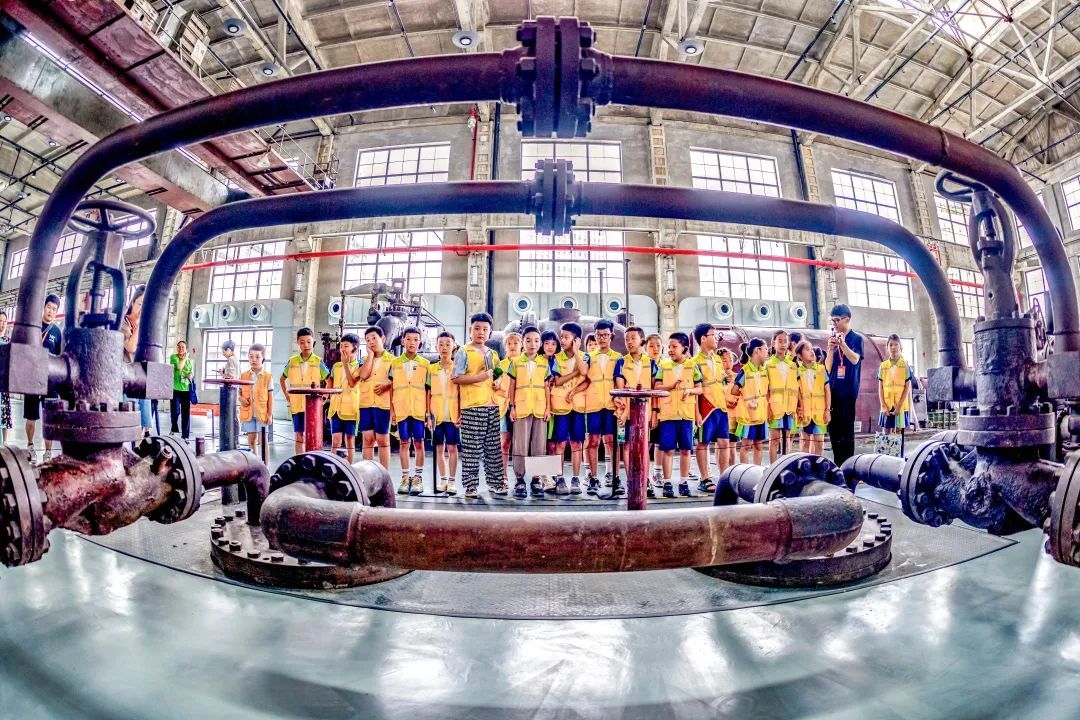 7月28日，浙江省温州市东屿工业遗存公园能源博物馆，小朋友在参观工业遗存展厅。这是温州首例将工业遗存部分拆除重建与综合改造更新模式融为一体的城市有机更新项目。刘吉利摄（中经视觉）