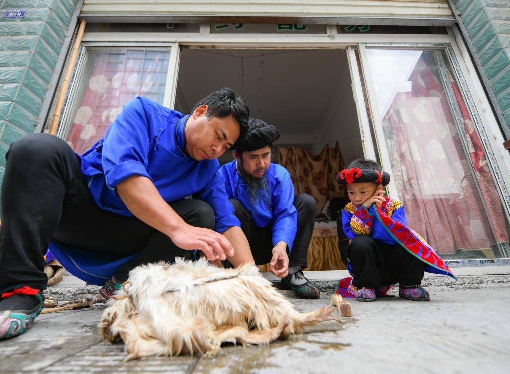 小耶格观看舅爷清洗用于制作羊皮鼓的羊皮