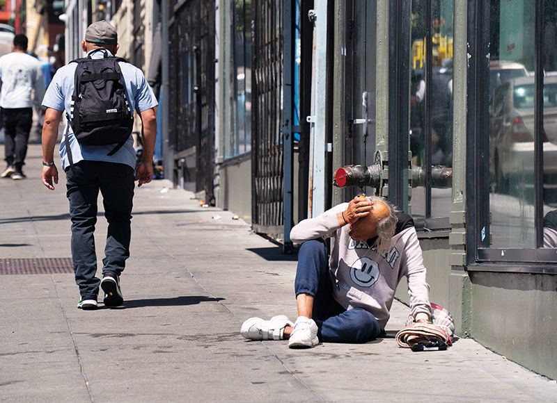 在美国加州旧金山市区街道上拍摄的无家可归者（右）（2023年8月18日摄） 李建国摄/本刊