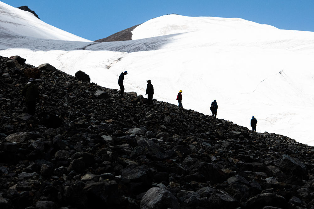 2022年7月28日，在格拉丹东雪山，来自长江科学院的科考队员走向探测点位。新华社记者 肖艺九 摄