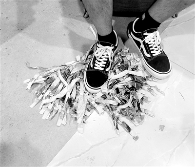 王磊用脚踩碎纸进行拟音