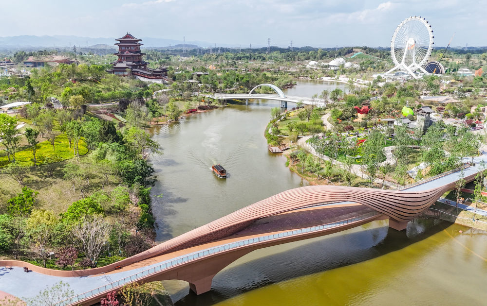 一艘游船行驶在成都世园会主会场绛溪河上（2024年4月22日摄，无人机照片）。新华社记者 王曦 摄