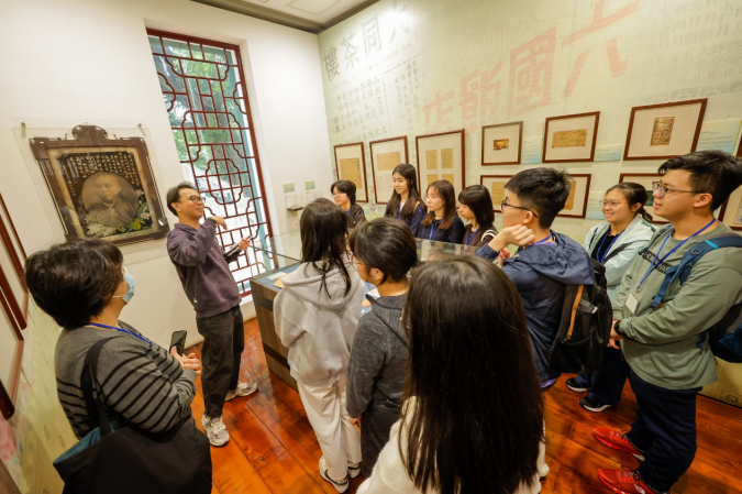 图为香港中学生游学团参观澳门茶文化馆。（澳门特区旅游局供图）