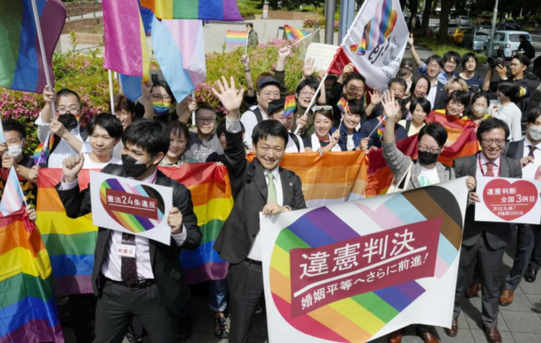 ◆东京一对同性伴侣领取伴侣关系证书后与儿子合影。来源：法新社