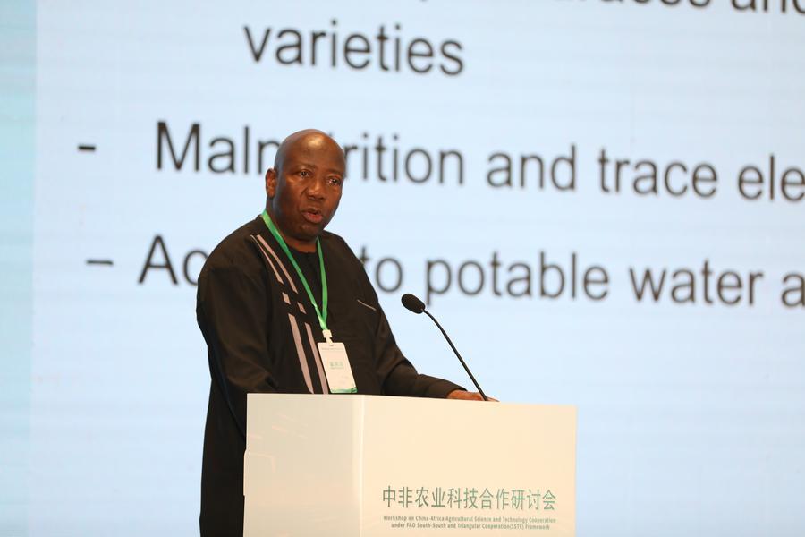 6月12日，在海南三亚，非洲科学院前院长菲利克斯&middot;达帕雷&middot;达科拉在中非农业科技合作研讨会上致辞。新华社发（黎多江 摄）