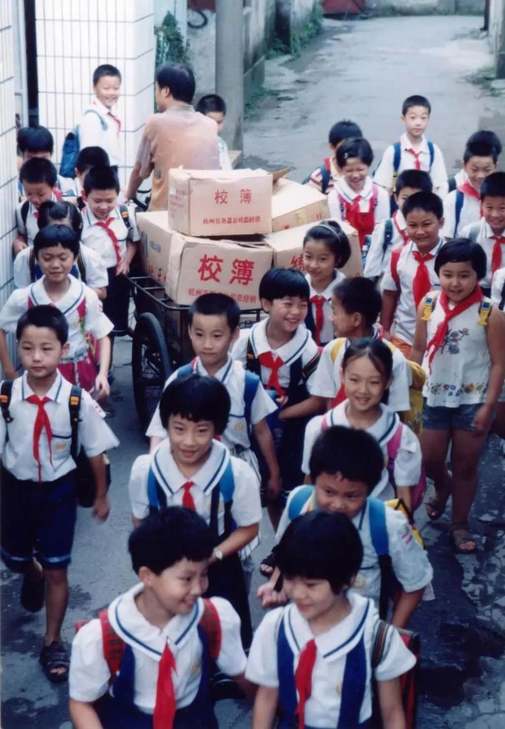1987年，宗庆后当上杭州上城区校办企业经销部的经理，那是娃哈哈的起点。图为宗庆后踩着三轮车送校簿的背影。图片来源：浙商杂志