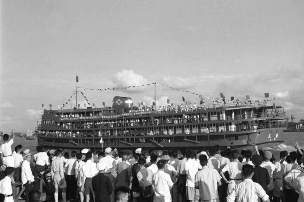 1954年9月6日，我国自制的第一艘大客轮“民众号”从上海离岸前往湖北宜昌，开始了它在长江上的首航。新华社记者 范杰 摄