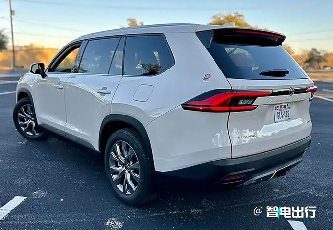 丰田grand highlander车型头部装配了熏黑多横幅式进气格栅,上方金属