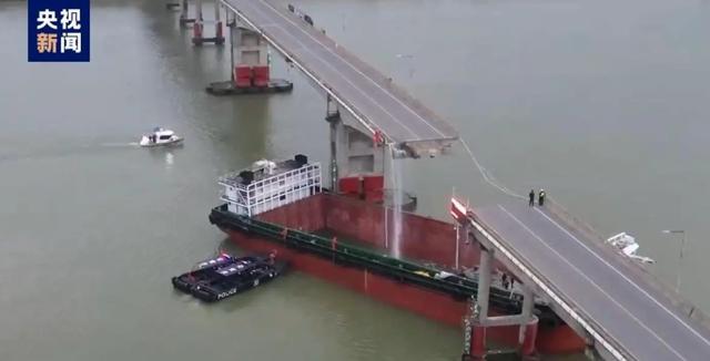 大桥断裂。图/央视新闻