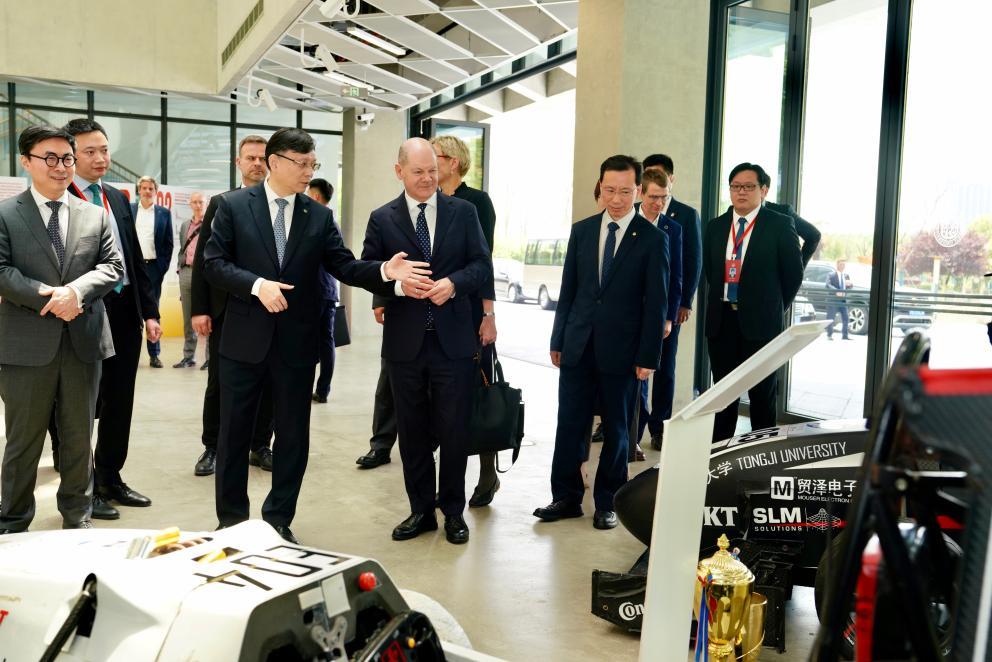4月15日，德国总理朔尔茨（前排左三）在上海参观同济大学科研创新作品。新华社记者高峰 摄