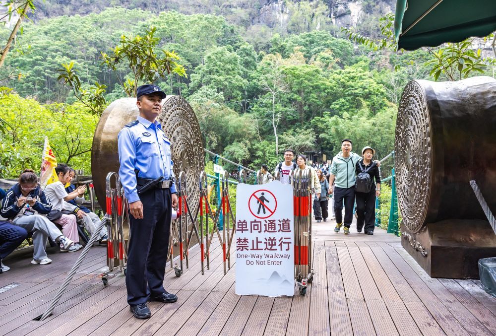 5月1日，民警在贵州省安顺市黄果树瀑布景区执勤。新华社发（陈熙 摄）