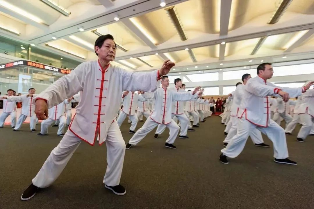 ● 2015年1月21日，春秋航空在上交所挂牌上市，王正华带领员工在交易大厅打太极拳