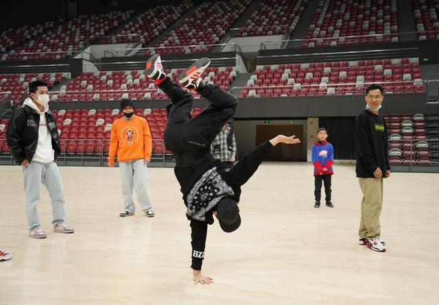 一名霹雳舞爱好者在“炫技”,吸引其他舞者驻足。中新社记者 周孙榆 摄