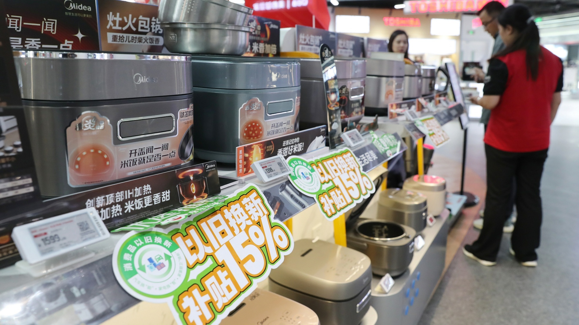 10月4日,在云南省昆明市一家电卖场内,各类补贴活动吸引消费者前来咨询。
