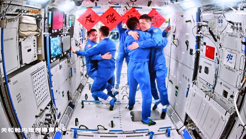 2024年4月26日在北京航天飞行控制中心拍摄的神舟十七号航天员乘组欢迎神舟十八号航天员乘组的画面。
