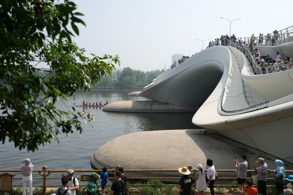 2024年6月10日，市民在北京城市副中心京杭大运河岸边观看赛龙舟。