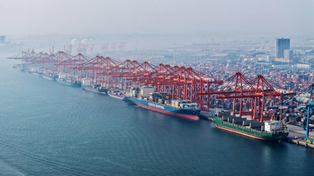 2024年3月28日，在广西钦州港码头，多艘海轮在排队卸货（无人机照片）。据统计，截至3月29日，今年西部陆海新通道铁海联运班列运输集装箱货物20.03万标箱，同比增长7.2%。