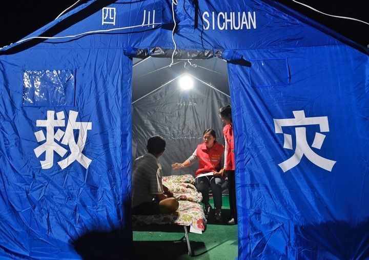 8月3日,姑咱镇干部在郎鼓小区安置点内登记受灾群众信息。新华社记者 刘坤 摄