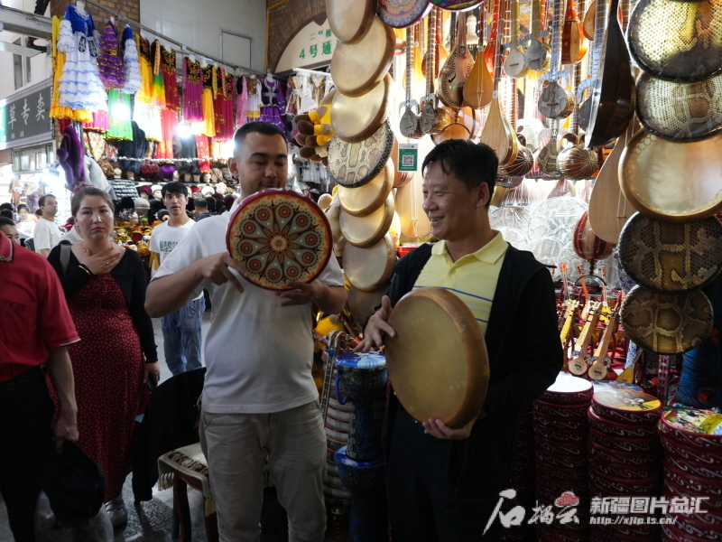 8月1日，台商台企参访团在新疆国际大巴扎景区体验手鼓。石榴云/新疆日报记者 闫啸天摄