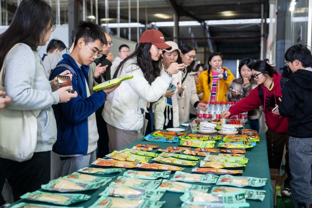 11月27日，在桃江极野食品有限公司，访客们在了解鲜笋食品。新华社记者 陈思汗 摄