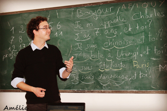 (图为贝桑松·夏尔·汤姆正在教授法语课。受访者供图)