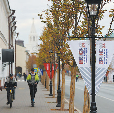 俄罗斯喀山市内道路两旁悬挂着金砖峰会条幅。本报记者 韩晓明摄