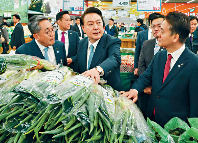 ▲3月14日，韩国医协举行集会抗议医学院扩招 据视觉中国