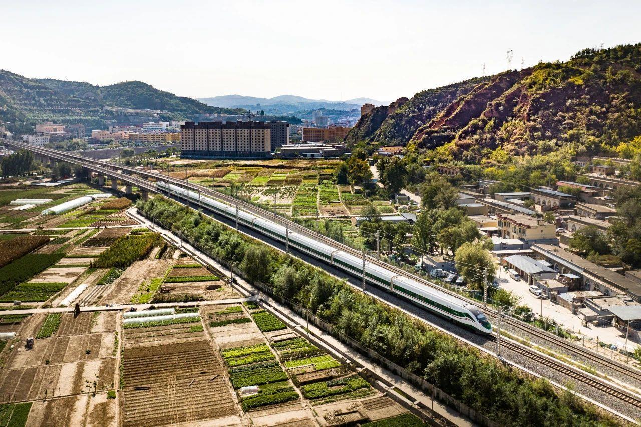 △复兴号动车组列车飞驰在包西铁路上。郭建伟 摄