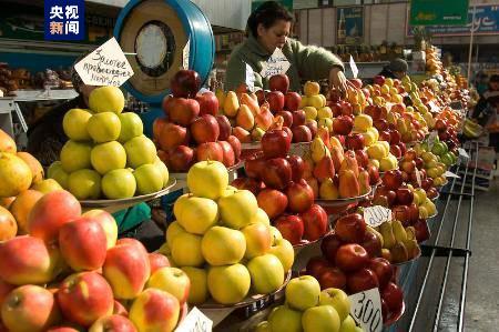 △当地的水果摊位有不同品种的苹果
