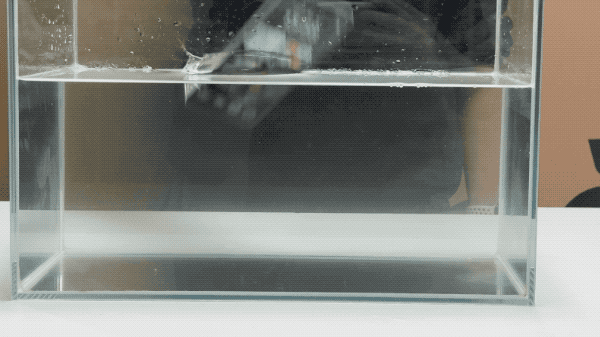 落入热水中手机依然正常工作