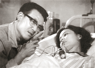 电影《人到中年》剧照,陆文婷(潘虹饰)与爱人傅家杰(达式常饰)