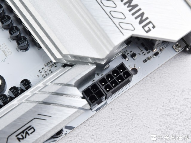 七彩虹 B650M GAMING FROZEN 主板评测 颜值拉满 玩法多样