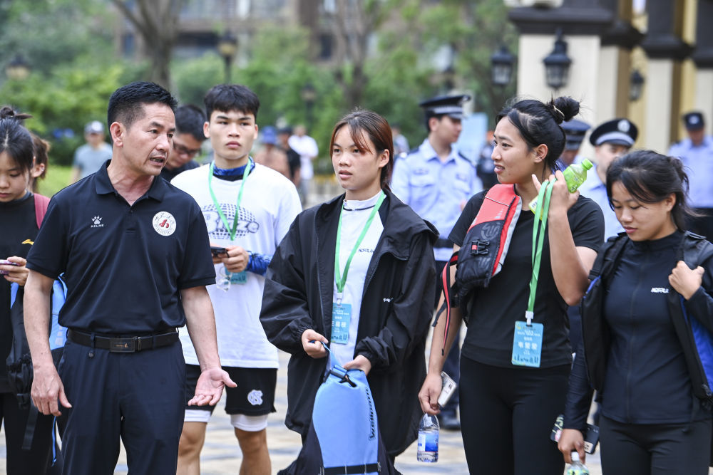 在广西“潮动三月三·民族体育炫”系列赛期间，蓝建卓与队员们交流。