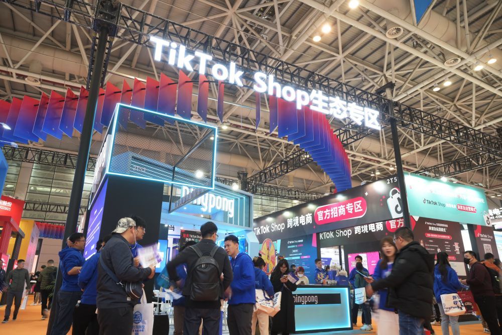 在福州举行的第四届中国跨境电商交易会上,参观者在TikTok Shop生态专区展位前参观(2024年3月18日摄)。新华社记者 林善传 摄