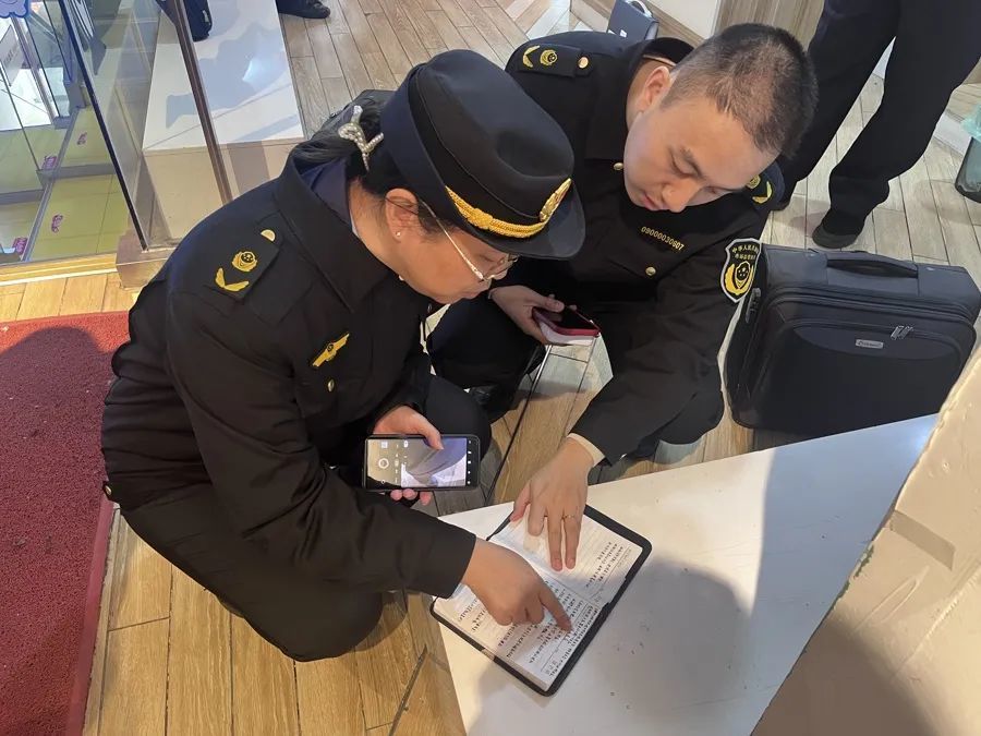执法人员查获销售人员的话术本。