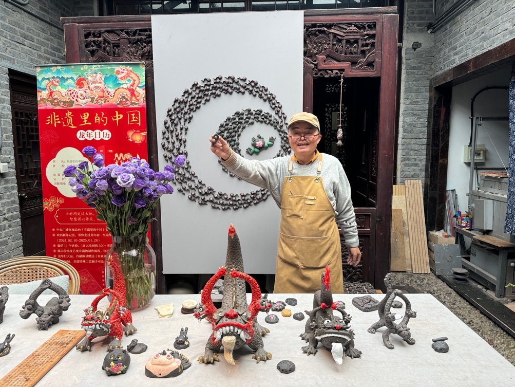 江苏省非物质文化遗产泥塑传承人周宝康展示他的泥塑作品“太平泥叫叫”