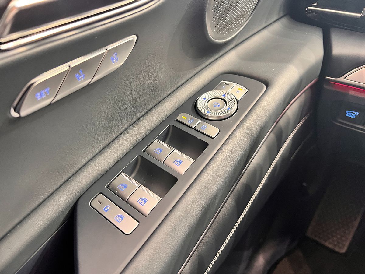 如何说服新贵们购买一台捷尼赛思?试试这款GV80轿跑