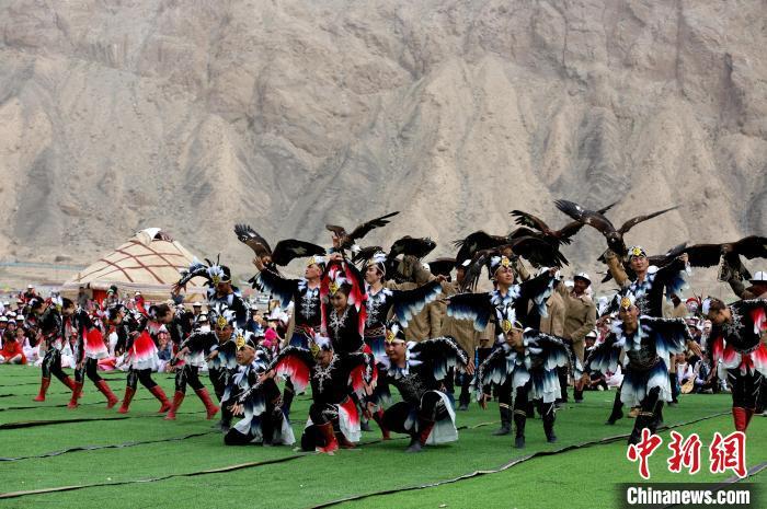 近日，2024年新疆阿合奇县猎鹰文化旅游季拉开帷幕，活动现场猎鹰手与舞蹈演员共同演绎猎鹰舞。陶拴科 摄