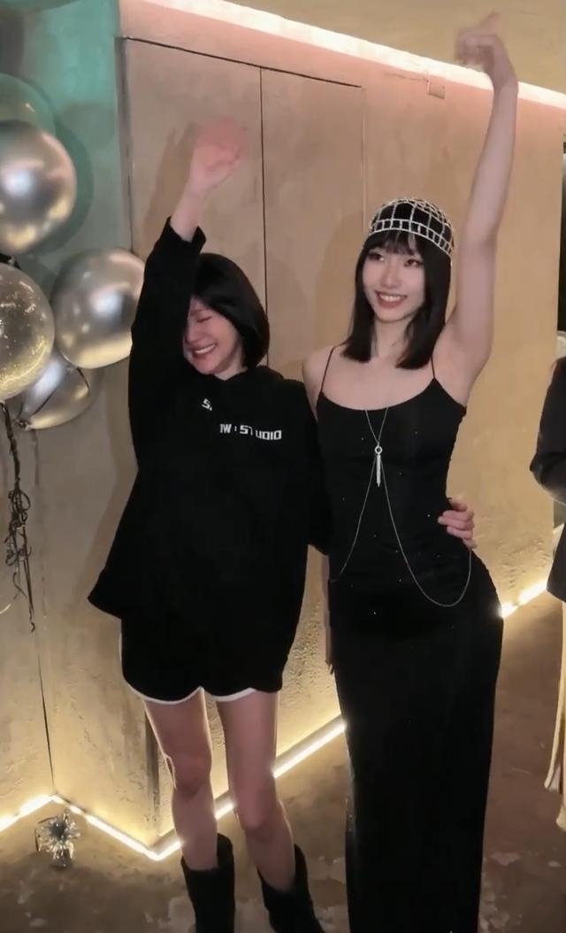 小S罕晒全家福为长女庆生，母女亲密热吻，许老三墨镜遮面最有型 - 吾爱微网