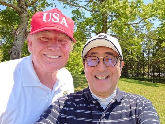 2019年5月，特朗普与安倍在日本千叶茂原乡村俱乐部打高尔夫球。