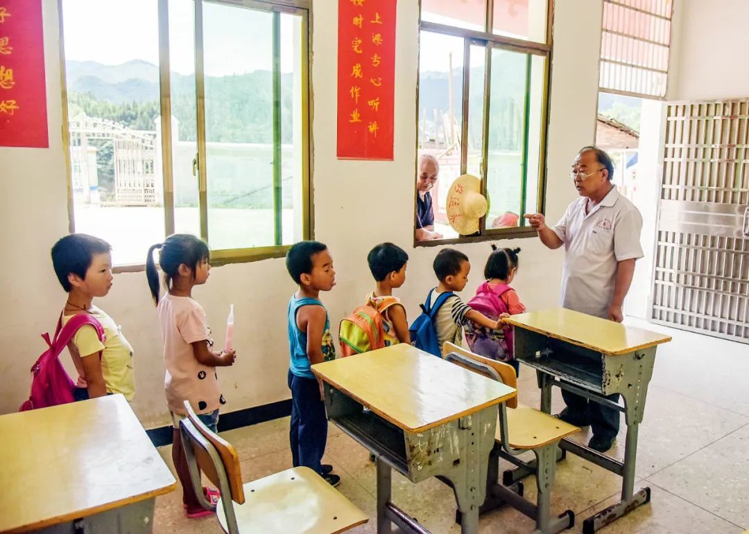 2018年7月3日,湖南永州八宝镇瓦窑教学点。全校仅有6名学生,退休留用的奉德宝老师在放学前给学生进行安全教育。2019年奉老师不再任教,学校被撤并。