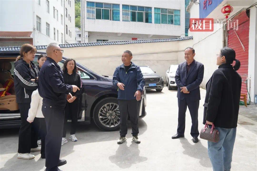 覃老师在整理谭志辉的遗物