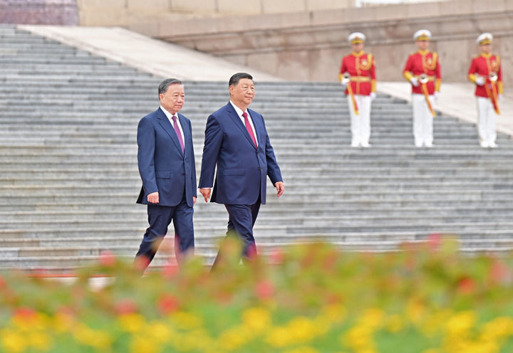 8月19日，中共中央总书记、国家主席习近平在北京人民大会堂同来华进行国事访问的越共中央总书记、国家主席苏林举行会谈。这是会谈前，习近平在人民大会堂东门外广场为苏林举行欢迎仪式。新华社记者 岳月伟 摄